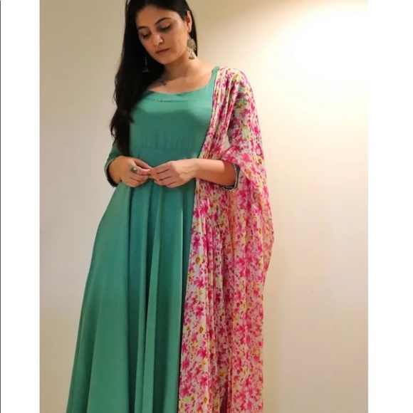 Green salwar with floral dupatta - Picture 3 of 6